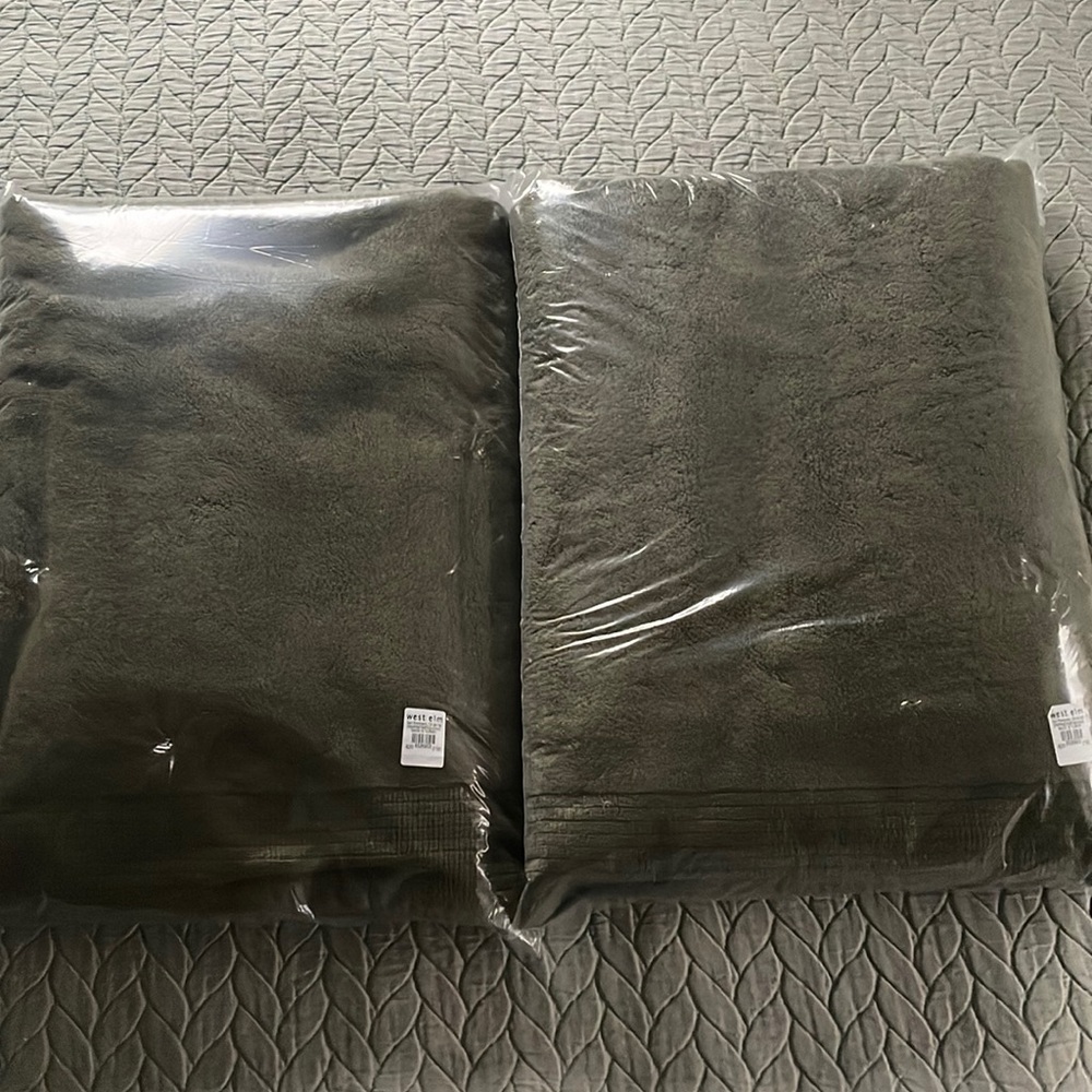 NWT West Elm Luxury Spa Organic Bath Sheets in Dark Olive - set of 2
